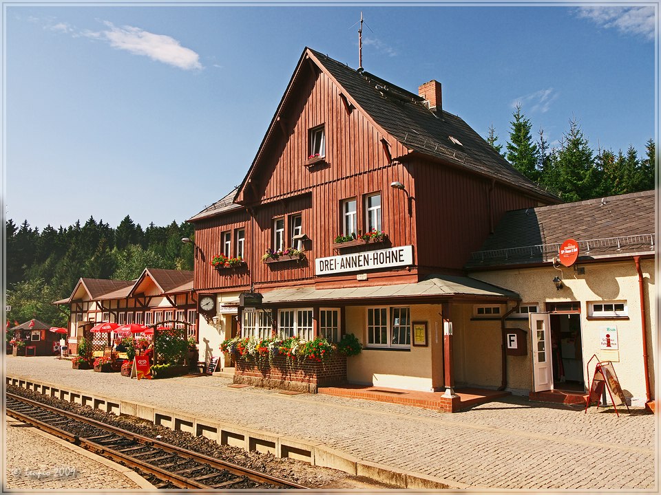 Bahnhof im Harz.

Bahnhof der Harzer Schmalspurbahn in Drei-Annen-Hohne. G1 mit 14-45mm.
