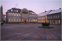 Abend in Goslar mit der G1 & 14-45mm. Gebäude rund um den Marktplatz.