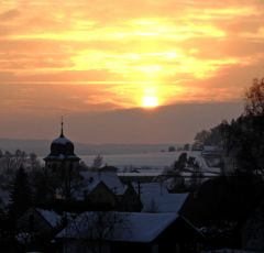 Dorf mit Sonnenuntergang