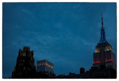 Nachtansicht des Empire State Buildings und seiner Nachbarn.
NYC