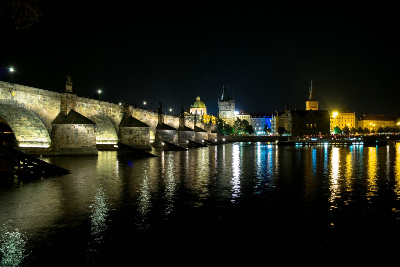 Prag - Karlsbrücke bei Nacht.