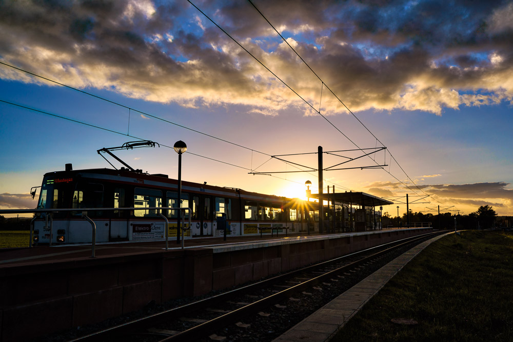 Sonnenuntergang mit Stadtbahn