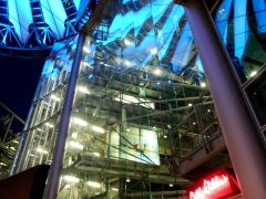 Sony Center   08
Spiegelung blau, am Kinomuseum (Foto mäßig, aber schön)