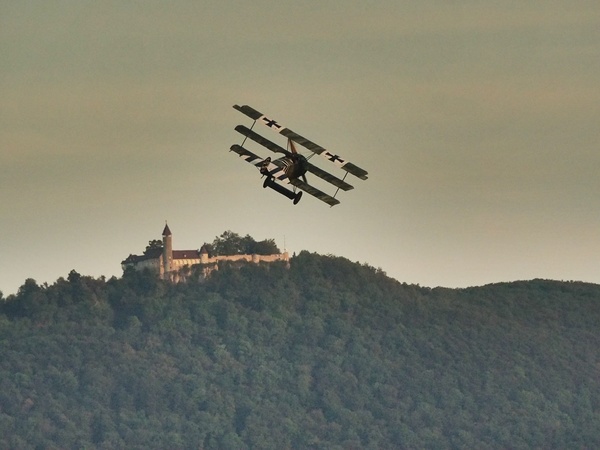 Fokker DR1 im Hintergrund die Burg Teck